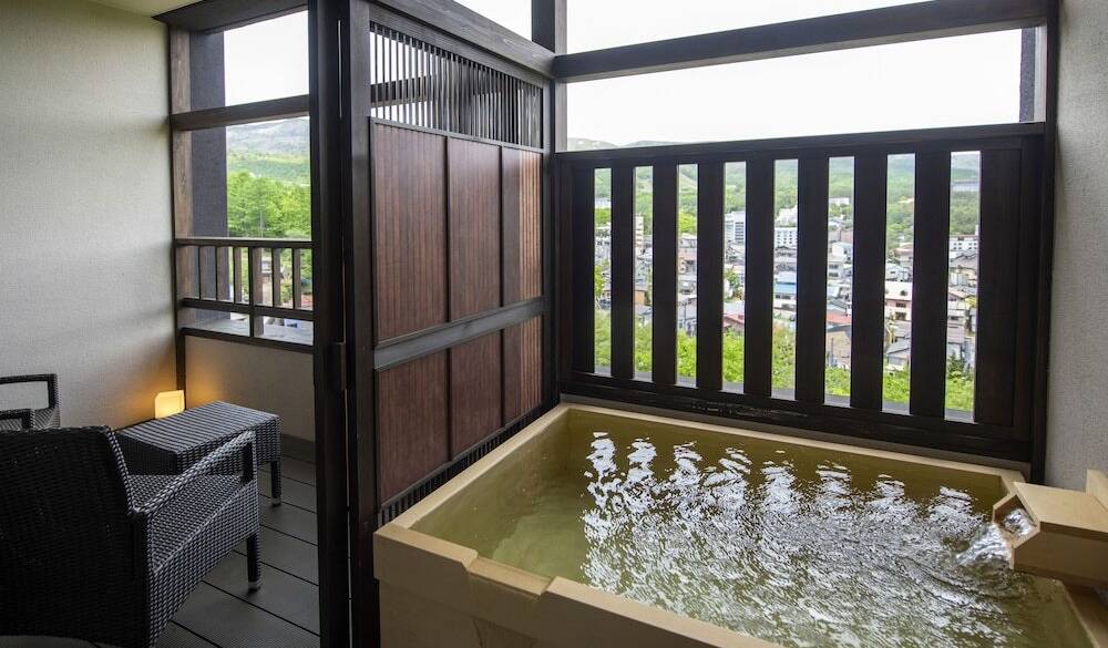 pHが2.4の強酸性の湯 / 1