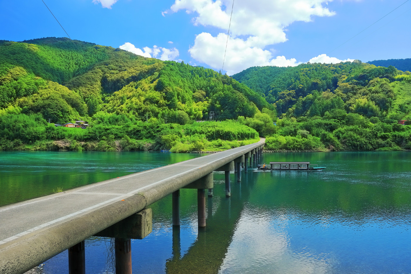【高知県】快晴下の四万十川と屋形船