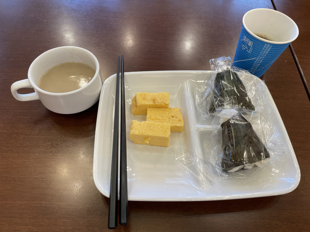 ホテル１はおにぎり中心、ホテル２ではパンやバイキンとの事