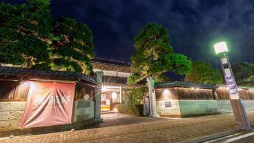 施設の正面 (日没後) / 1