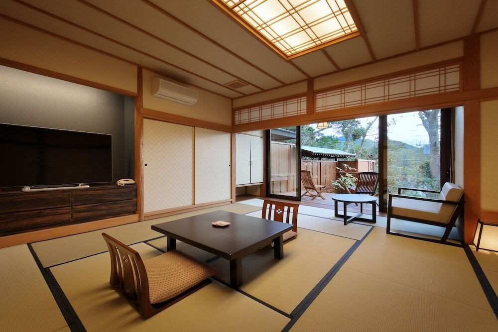 伊勢海老・鮑などが並ぶ会席を、個室食でゆっくり堪能4068452