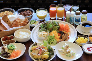 焼きたてパンや沖縄料理が並ぶ朝食