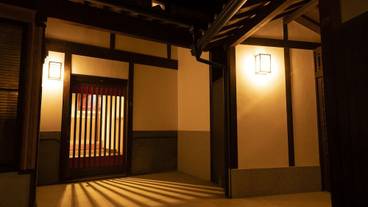 施設の正面 (日没後) / 1