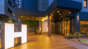 施設の正面 (日没後) / 2