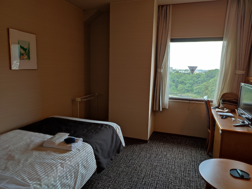 シングルは角部屋で静かだが、窓が小さいのが残念。