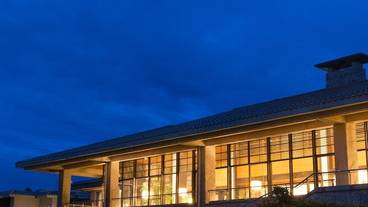 施設の正面 (日没後) / 2