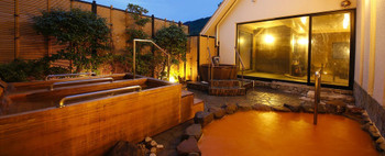 An inn with a superb view of the open-air bath at dusk 2342681