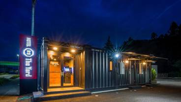 施設の正面 (日没後) / 1