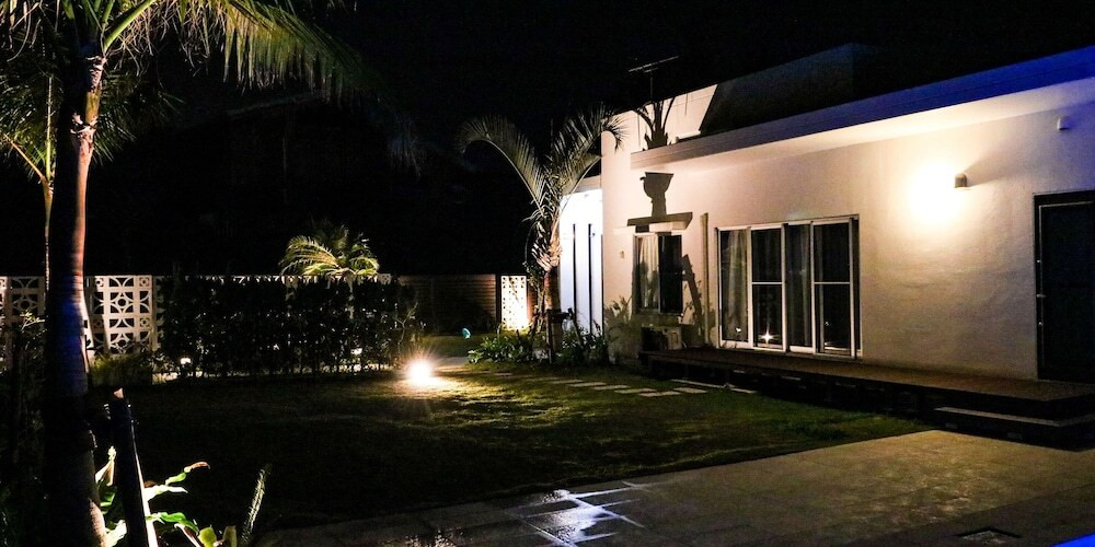 施設の正面 (日没後)