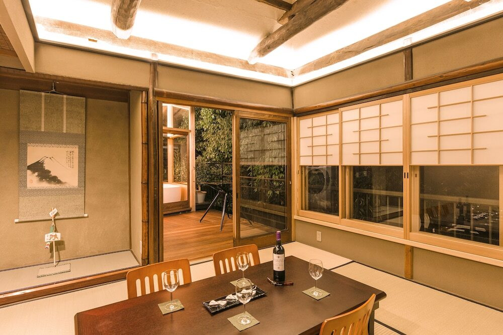 客室内のダイニングエリア