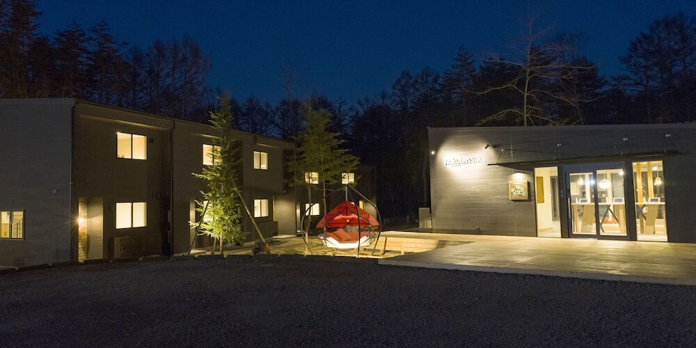 施設の正面 (日没後)