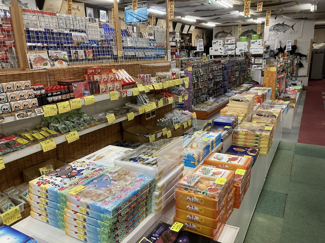 多くの釣り具も売られている売店