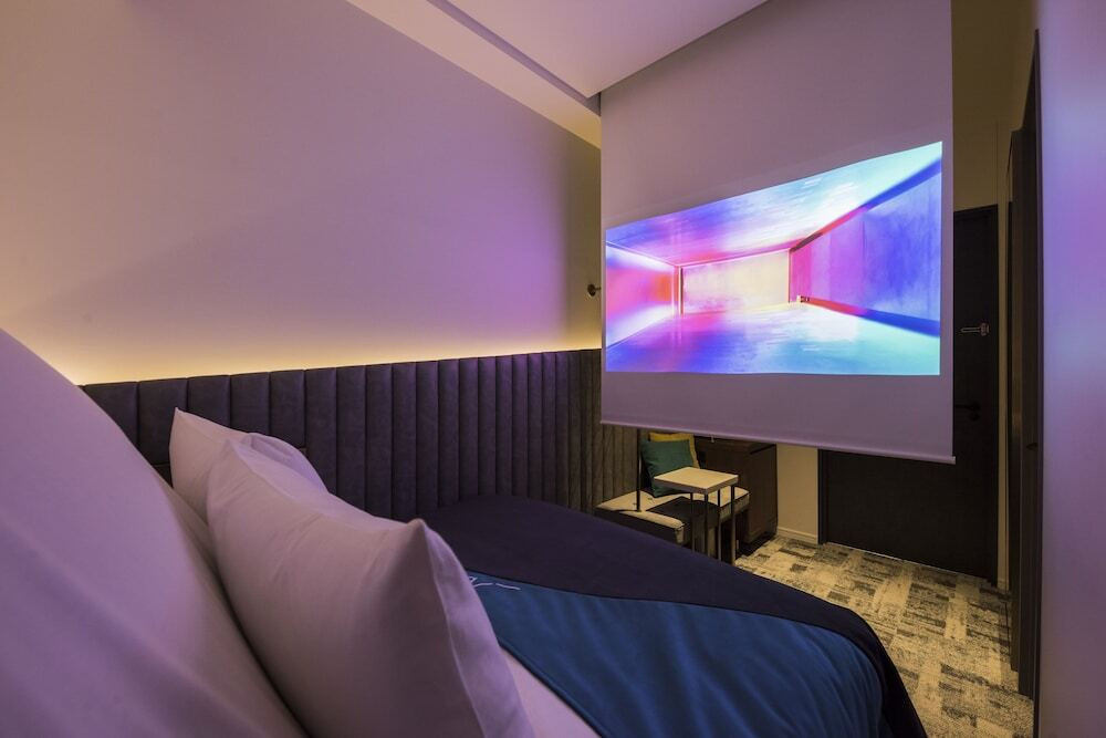 ビジネスホテルのシングルルーム