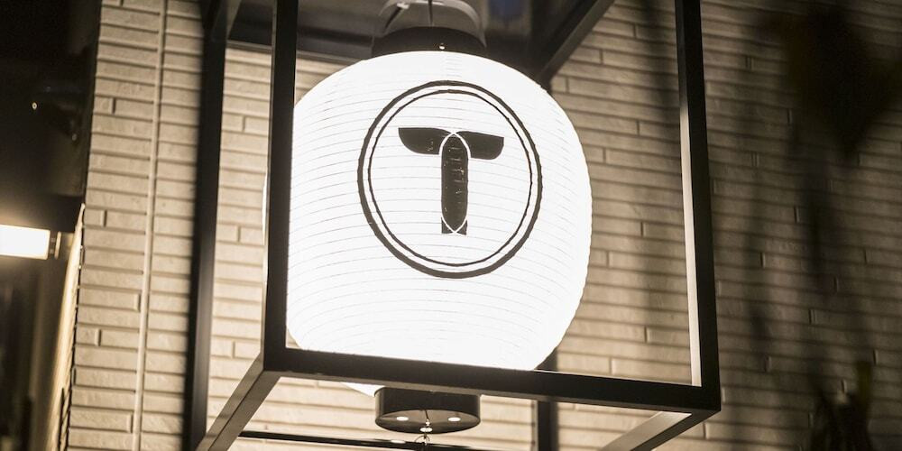 施設の正面 (日没後)