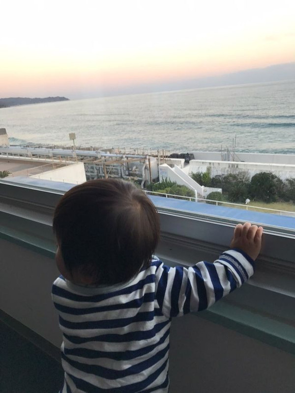 息子はつかまり立ちをして、初めての海を満喫しているようでした。