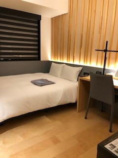 お部屋は広め。でもフロントへの電話はなく全てがミニマム