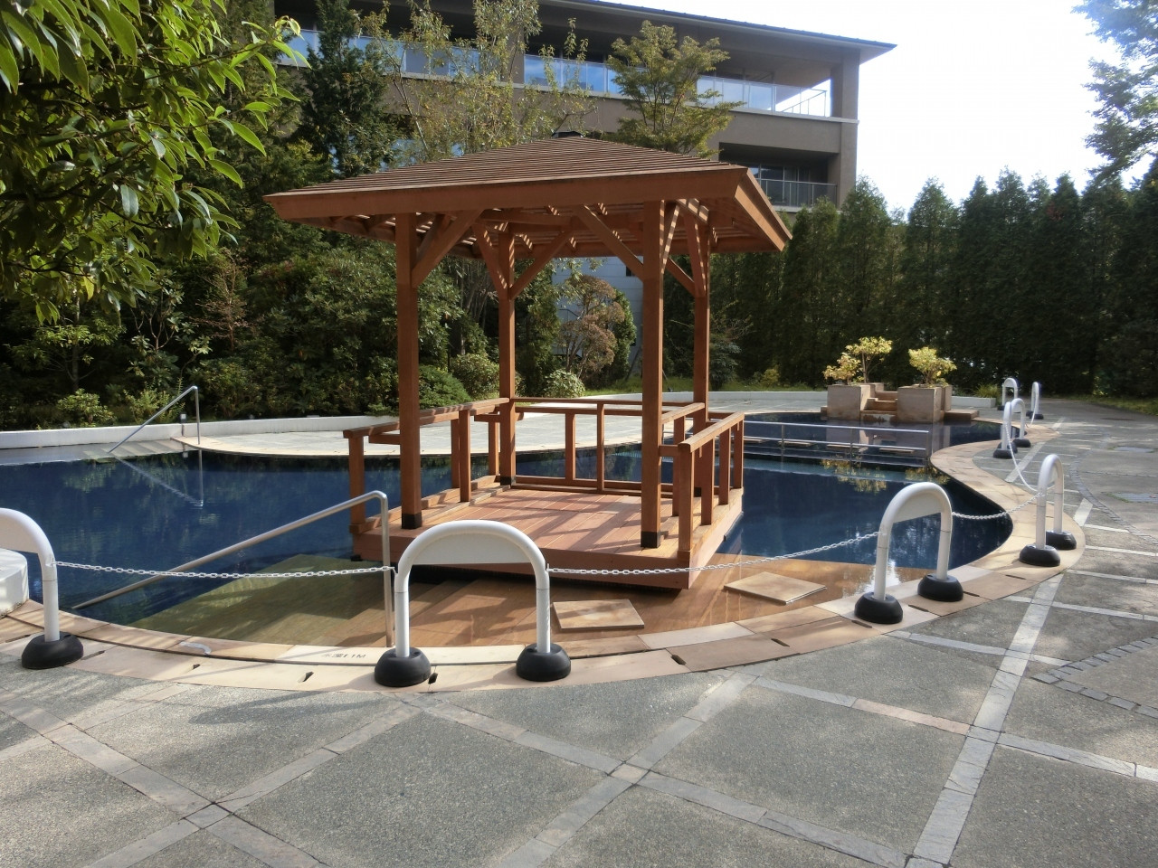 山々を望む屋内外プールが素敵♡池の畔に建つリゾートホテル4065551