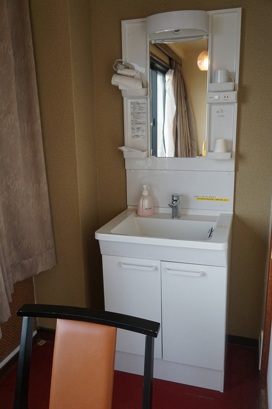 洗面台だけが新しいものに変えられています。