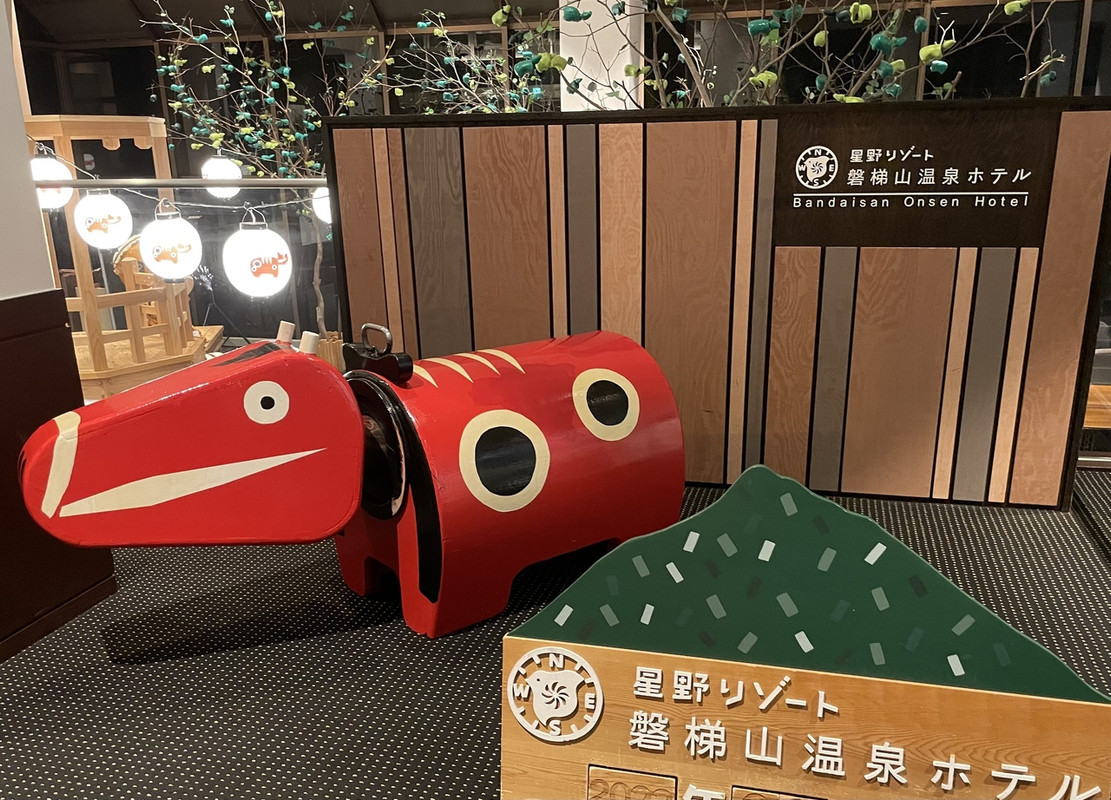 大っきい赤べこが色々あります