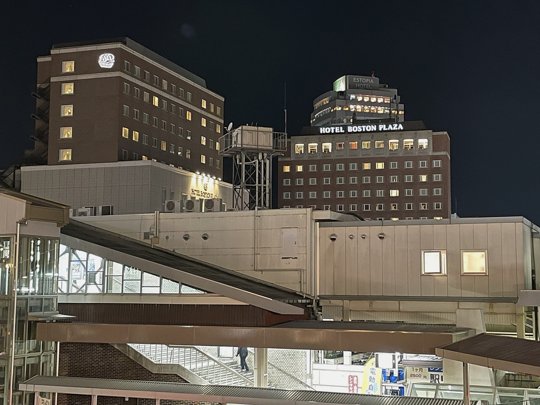 ＪＲ草津駅（手前）の向こうにホテルが見える