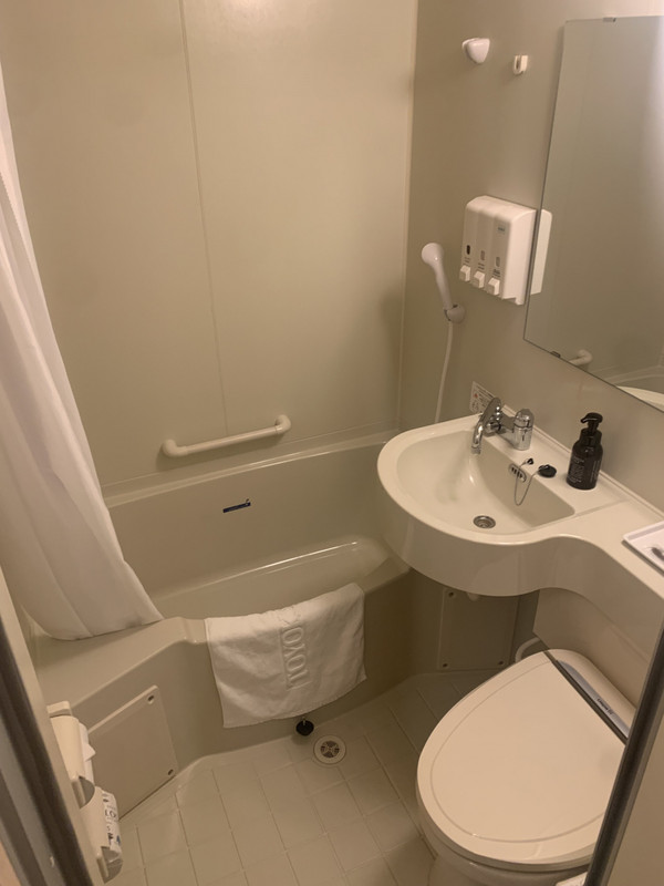 部屋のユニットバス。バスタブは少し広めで洗いやすかったです