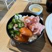 朝食の目玉、瓶詰海鮮丼の盛り付けの様子。