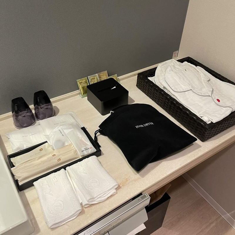 客室内のアメニティ。上下セパレートのナイトウエアやバスタオル、ハンドタオルを備える。キッズ用のアメニティのリクエストも可能 / 3