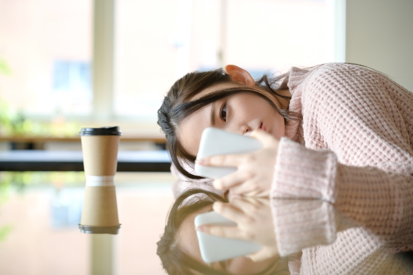 女性　ライフスタイル　スマホ　カフェ