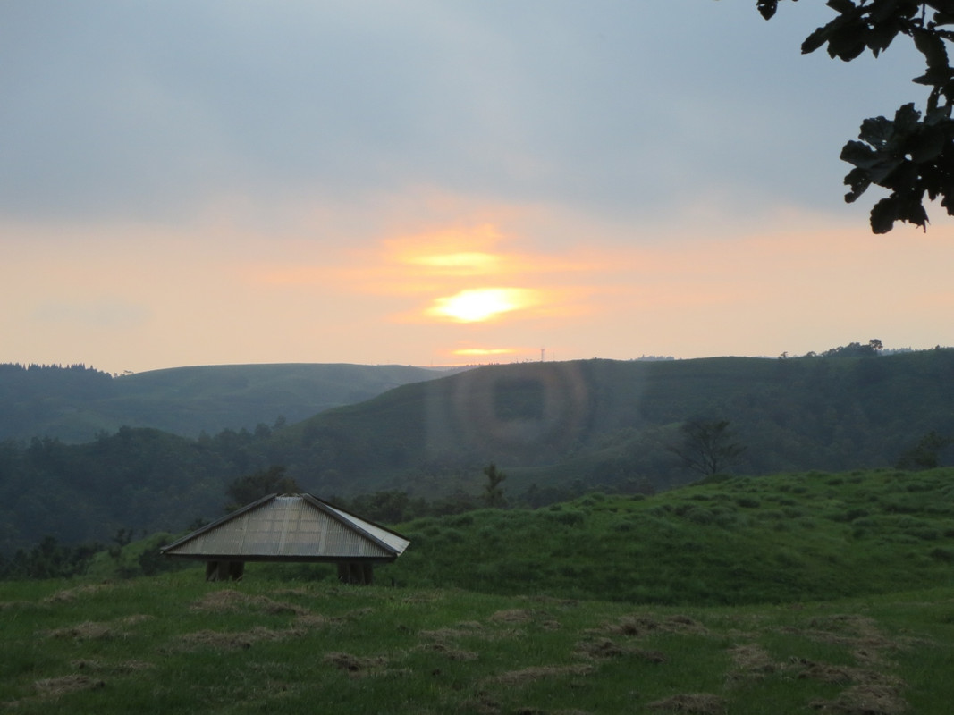 部屋から見る阿蘇方面に沈む夕日