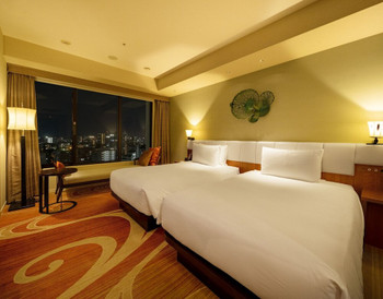 沖縄の夜景を見下ろす高層階の客室3485832