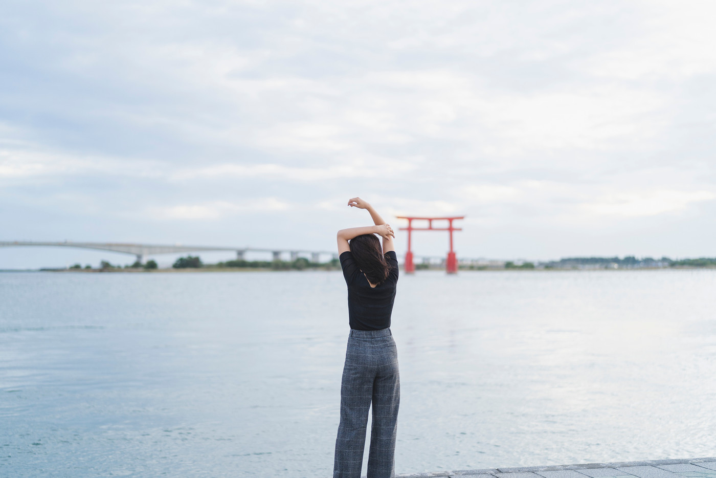 夕暮れの女性