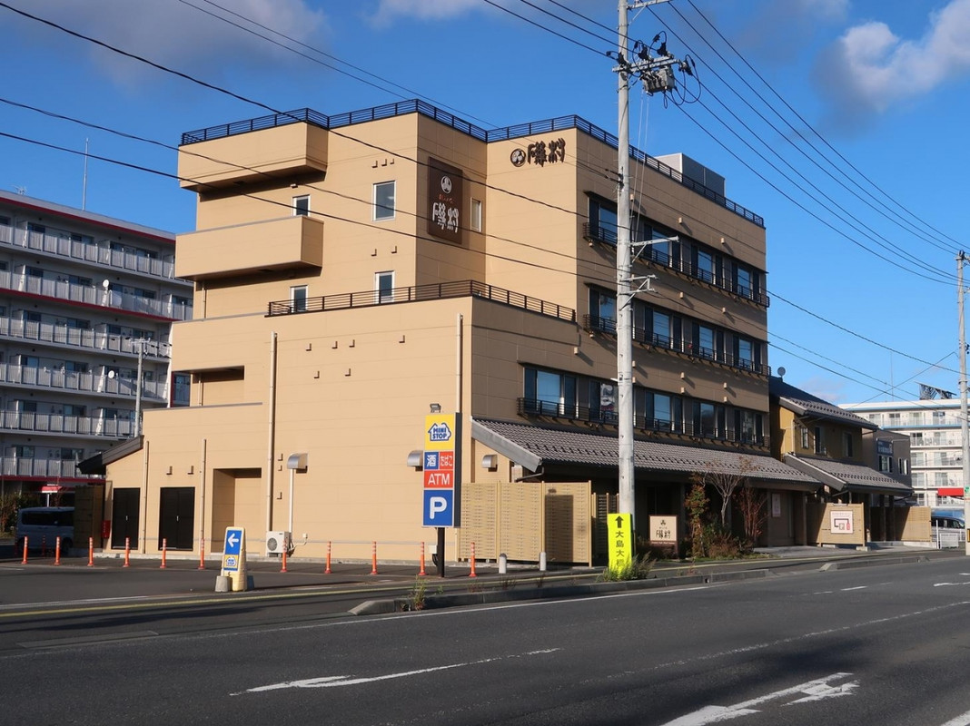 昼に見たホテル外観。