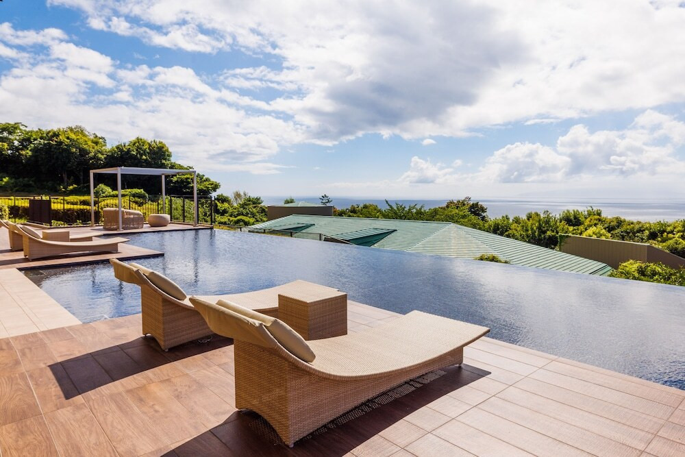 昼の水盤テラス