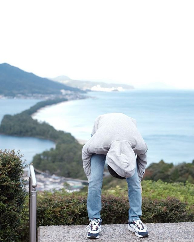 「股のぞき台」から天橋立を眺める息子さん。“股のぞき”で見ると龍が天へ舞い上がるように見えることから、ここからの景色は「飛龍観」と呼ばれている / 3