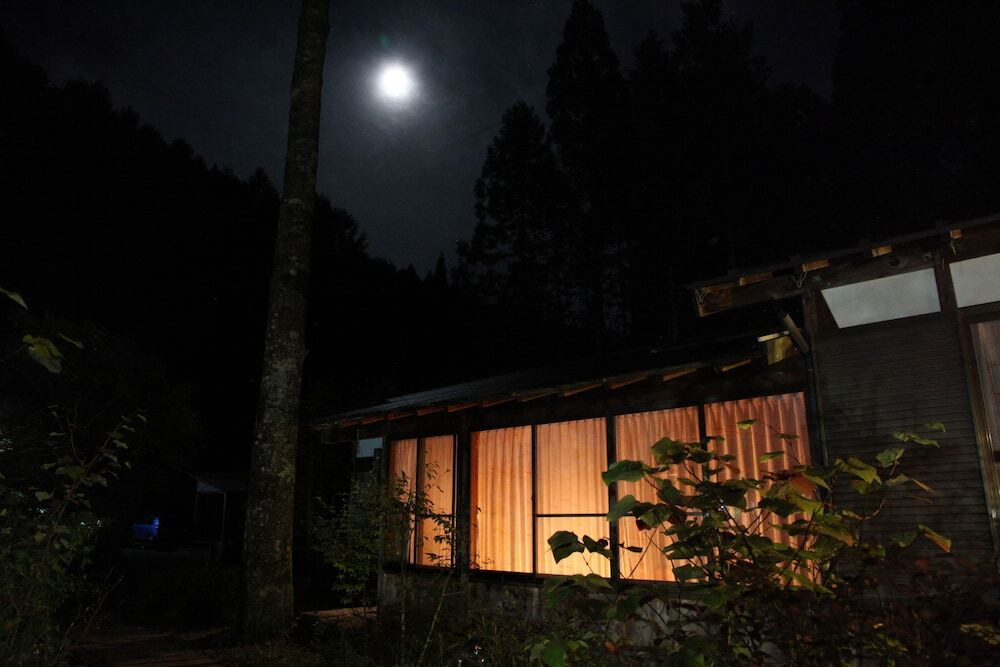 施設の正面 (日没後)