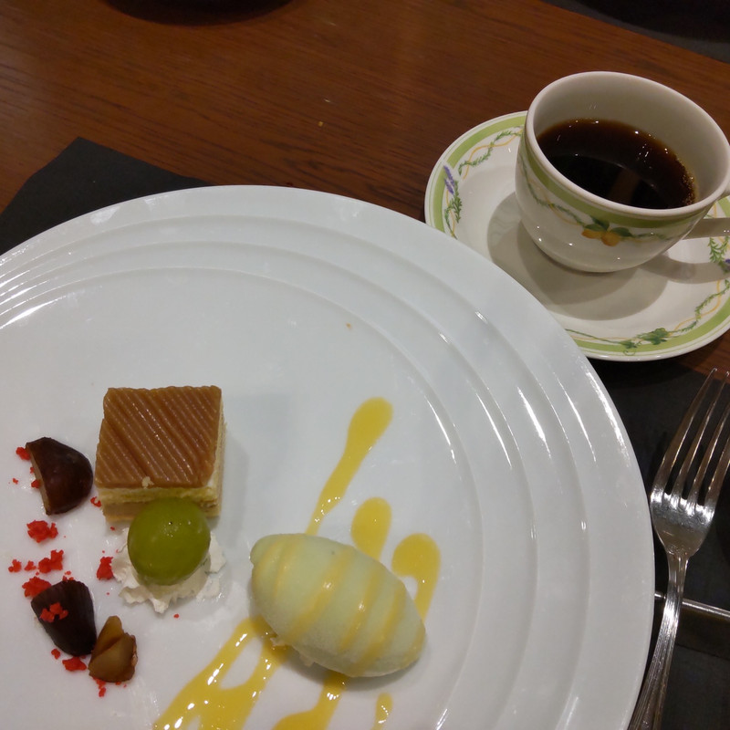 デザートまで  2時間 ワイン飲んでいたから？