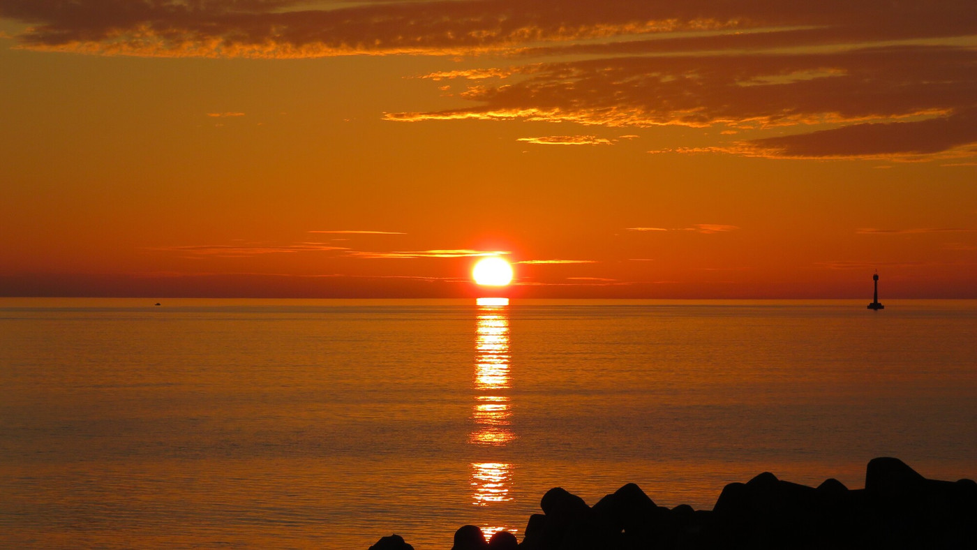 目の前に広がる夕焼けと美術館でのんびりと。3518457