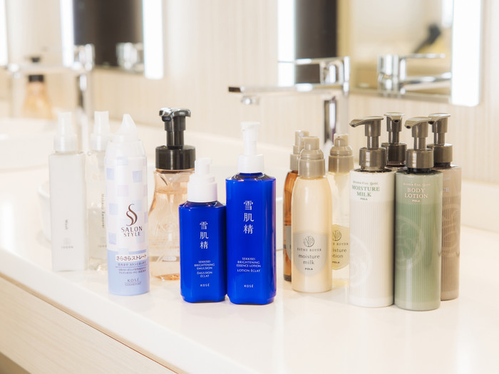 広いパウダールームに点在するアメニティ。自分の肌に合うアメニティを選べますよ