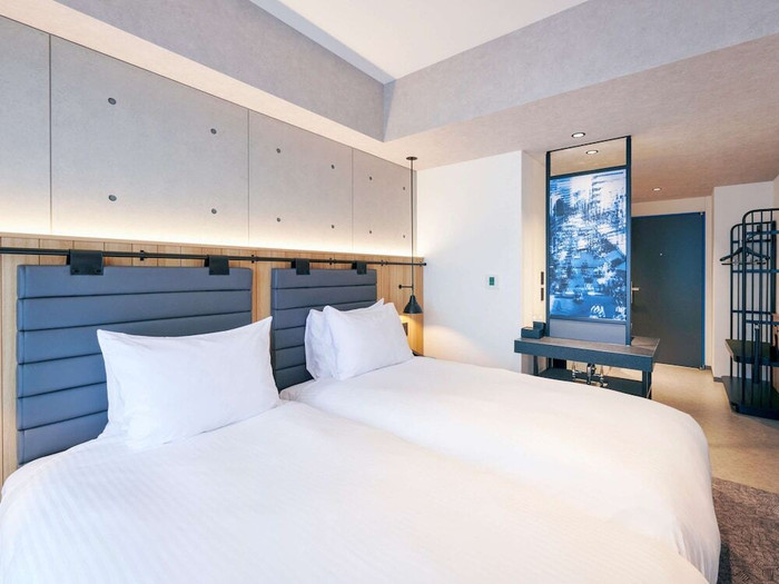 無骨さのある家具やコンクリート調の壁、間接照明が、モダンでおしゃれな客室