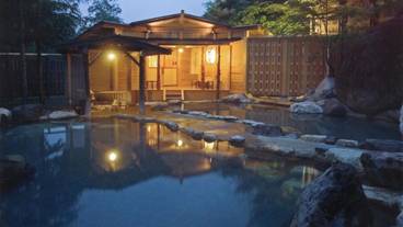 施設の正面 (日没後) / 2