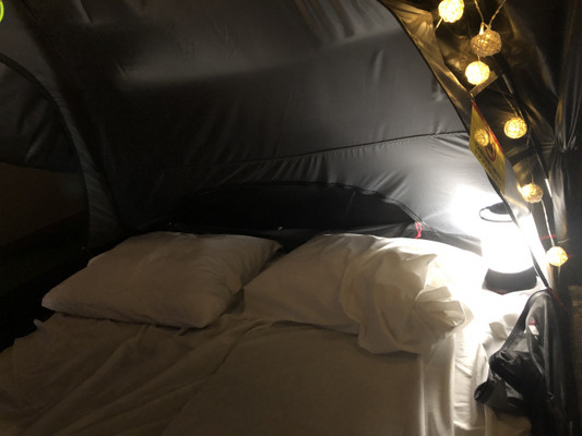 夜はテントの中で眠ることも出来るようにマットが敷いてあります