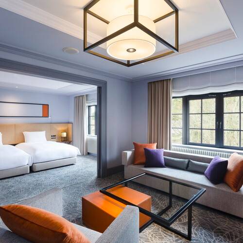 軽井沢彫の桔梗が彩る
広々とした客室 / 1