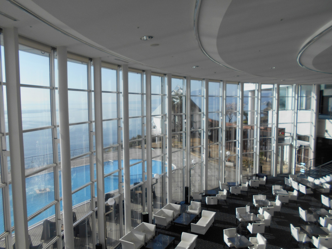 ホテル&リゾーツ別府湾ラウンジと屋外プール