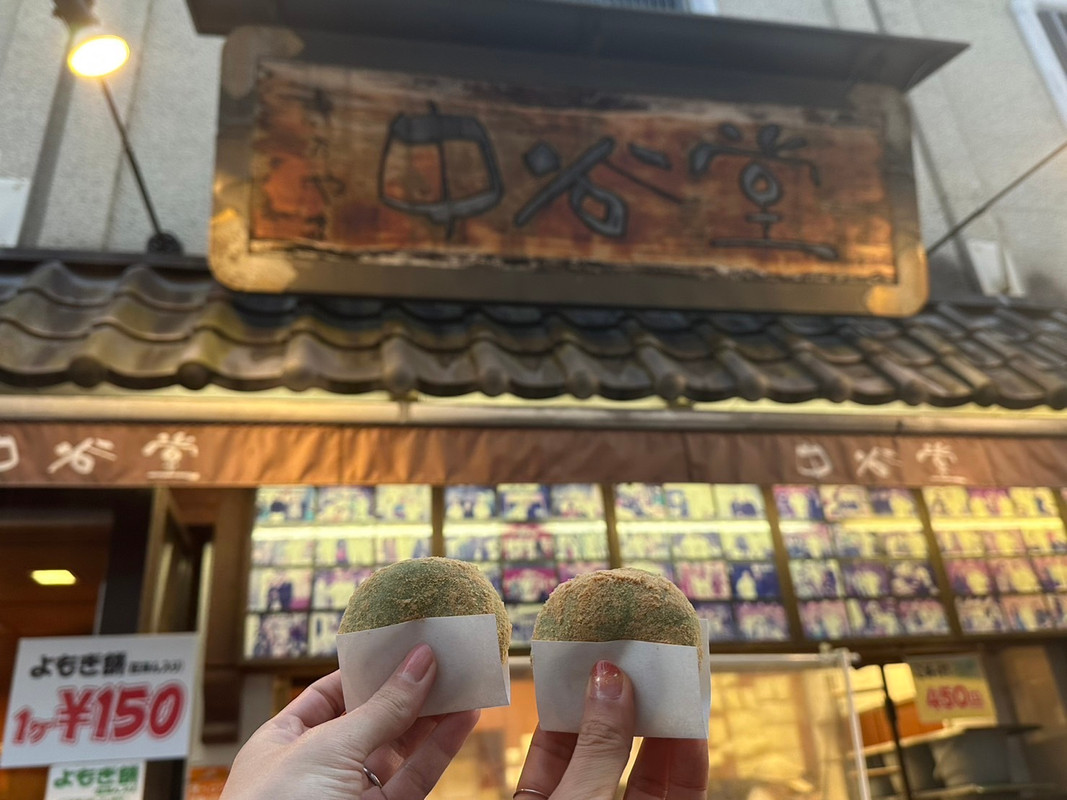 「中谷屋」のよもぎ餅。お餅はもちもち！お店の前の行列を理解しました。 / 5