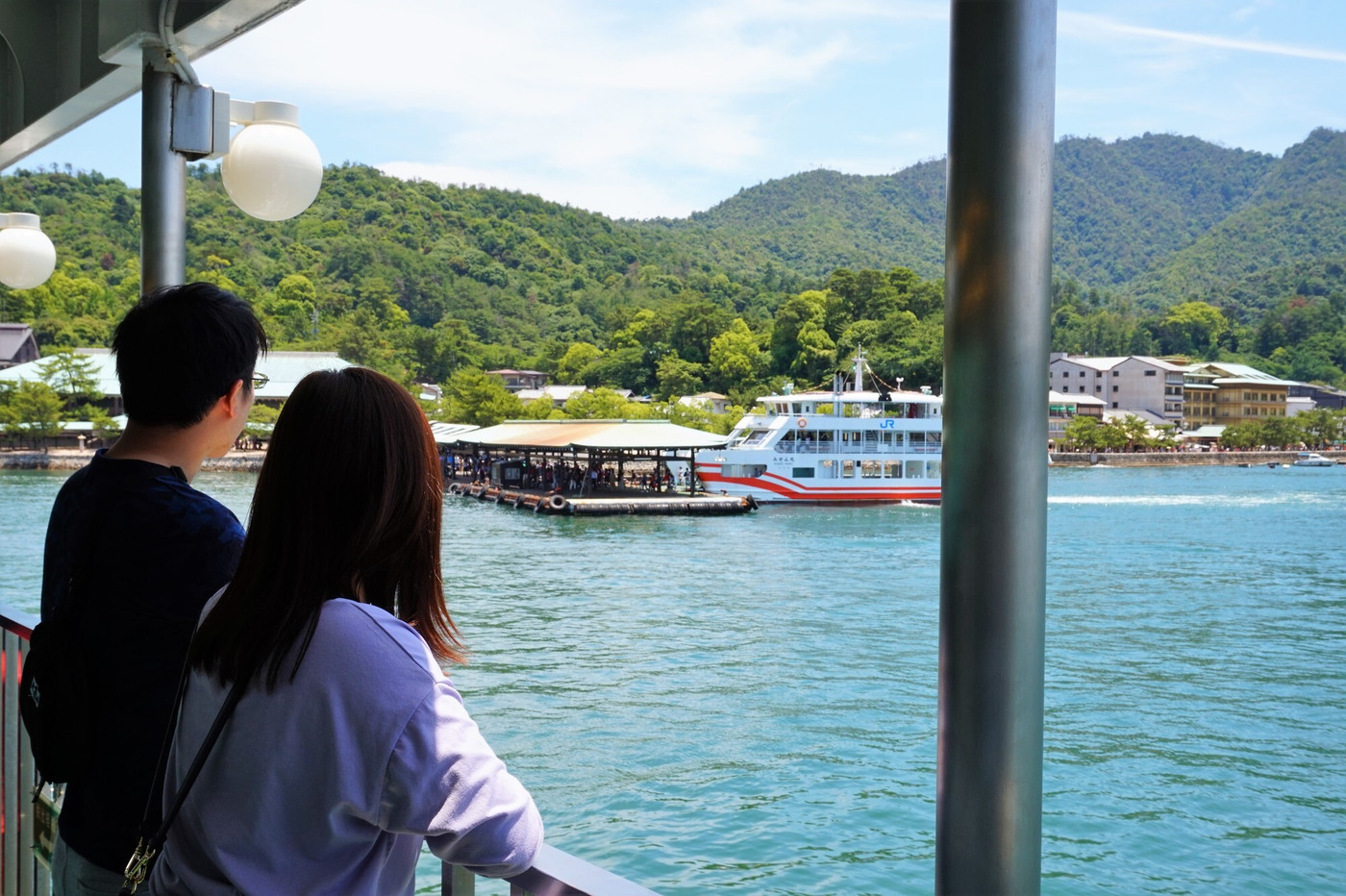 宮島　広島　フェリー　宮島松大汽船　厳島　男女　宮島桟橋