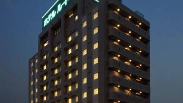 施設の正面 (日没後) / 2