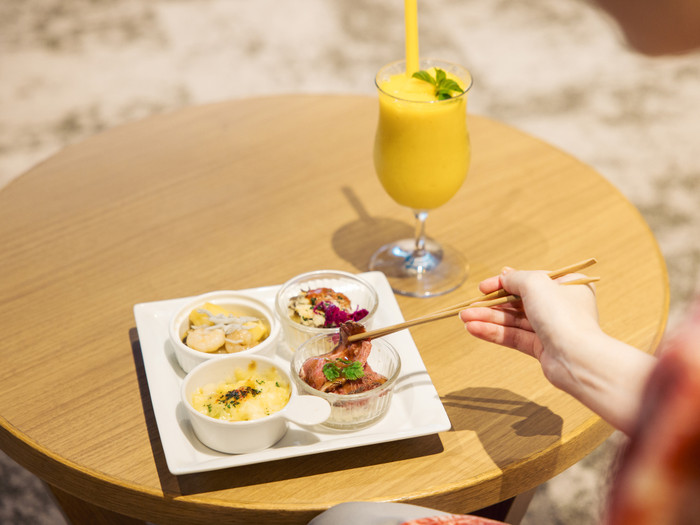 「CAFE CASA＆Deli」の「選べるデリプレート」900円～。自分好みのプレートにできておつまみにもぴったり