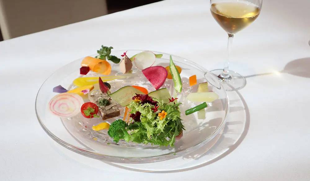 料理は素材にこだわったイタリア料理。彩り豊かな前菜から始まるコースを、ワインとのペアリングで楽しんで。