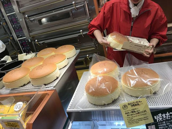 「焼きたてチーズケーキ りくろーおじさんの店 JR新大阪駅中央口店」 料理 85063061 