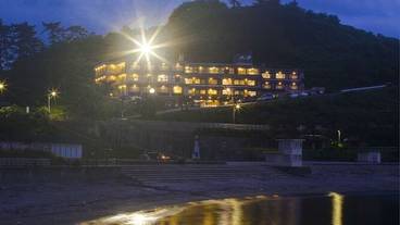 施設の正面 (日没後) / 2